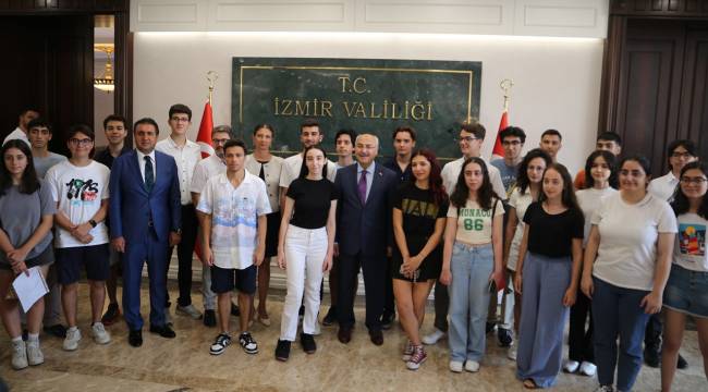 YKS sınavında ilk 100'e giren öğrenciler İzmir Valisi ve İl Milli Eğitim Müdürlüğünce ağırlandı