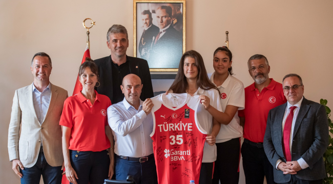 Milli takım oyuncularından Başkan Soyer’e kupa sözü