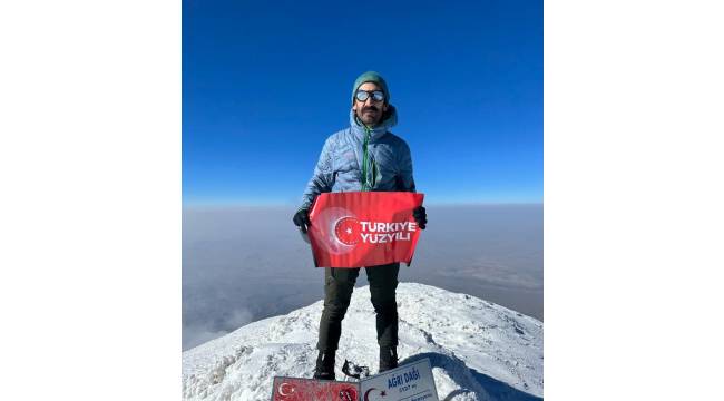 Türkiye Yüzyılı Vizyonu ve 30 Ağustos Zafer Bayramı Coşkusu Ağrı Dağı Zirvesinde!