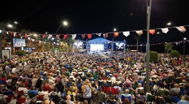 İlber Ortaylı ve Funda Arar Dikili'yi Salladı