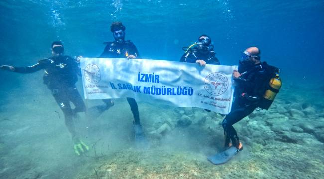 İzmir’de Sualtında Halk Sağlığı Haftası Kutlandı