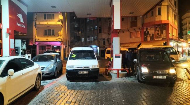 Iğdır'da Motorine Gelen Zam Öncesi Benzin İstasyonlarında Kuyruk Oluştu