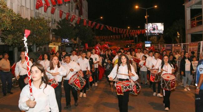 Kınık’ta 100. yıl coşkusu belediye hoparlörüyle sokaklarda yankılandı
