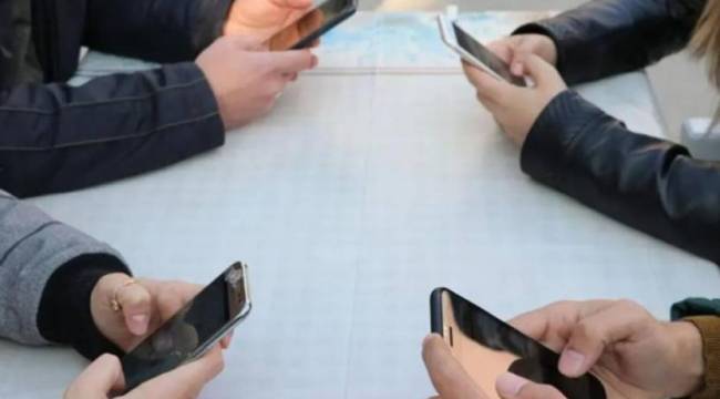 Öğrencilere vergisiz telefon kararı Resmi Gazete&#039;de: 9 bin 500 lira ve 26 yaş sınırı