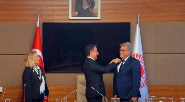 Babacan’ın Rozet Taktığı İzmir Büyükşehir Belediye Meclisi Üyesi Özuyar, Partisinden İstifa Edip İyi Parti’ye Geçti