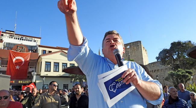 Ekrem Oran, bini aşkın Çeşmelinin katılımıyla aday adaylığı başvurusu yaptı