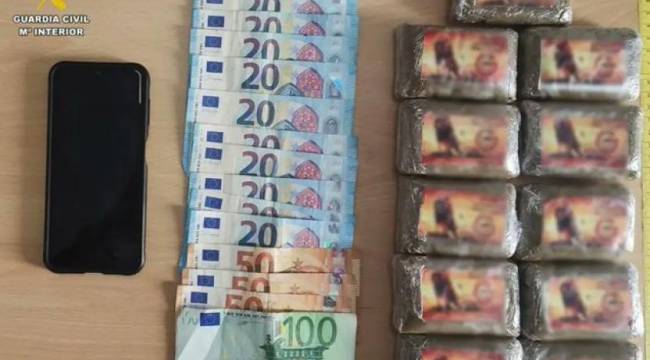 İspanya’da Galatasaray amblemine sarılmış 1,1 kilo esrar yakalandı