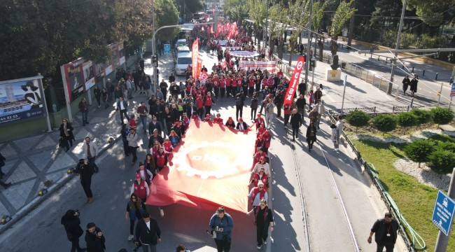 Başkan Soyer emekçilerin hakları için yürüdü