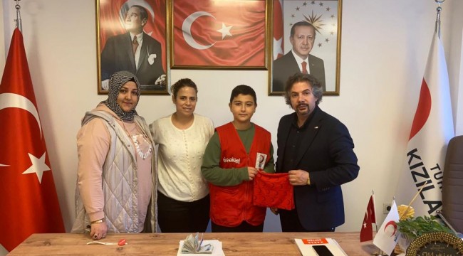 Depremzede çocuk kumbarasında biriktirdiklerini Kızılay’a bağışladı