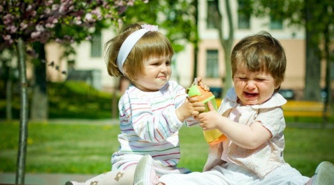 Kardeş kavgasında arabulucu rolü üstlenmeyin!