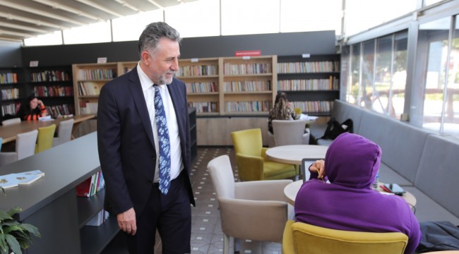 Öğretmen Başkan’dan Bayraklı’ya 6 Kitap Kafe