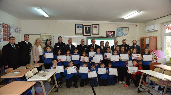 Karşıyaka’da öğrencilere karnelerini Karşıyaka protokolü verdi