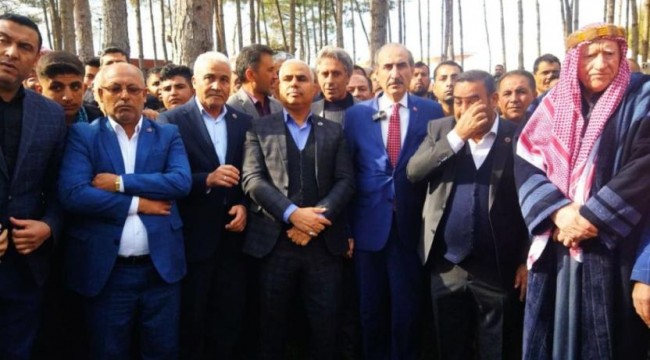 AKP'li belediye başkanı ve 17 belediye meclis üyesi partiden istifa etti