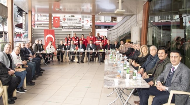 Asrın felaketinde yaşamını yitirenler için Karşıyaka’da lokma döküldü, dualar okundu