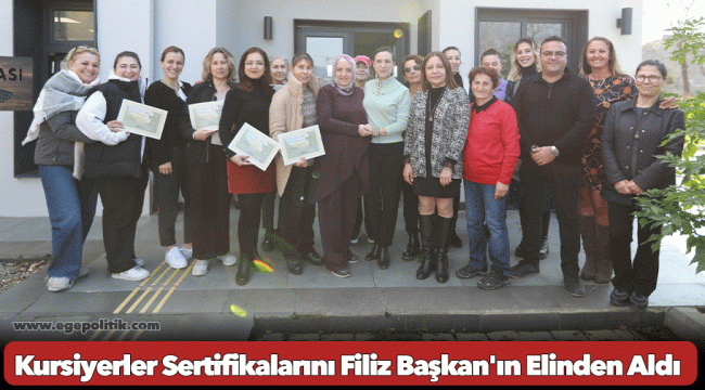 Kursiyerler Sertifikalarını Filiz Başkan'ın Elinden Aldı