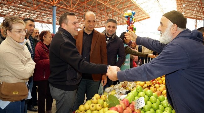 Seferihisar'da yoğun ilgi: Ahmet Aydın pazar yerinde vatandaşlarla buluştu