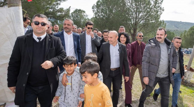 Başkan Soyer Dede Bayırı Hayrı’nda lokma dağıttı