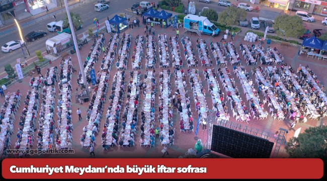 Cumhuriyet Meydanı’nda büyük iftar sofrası