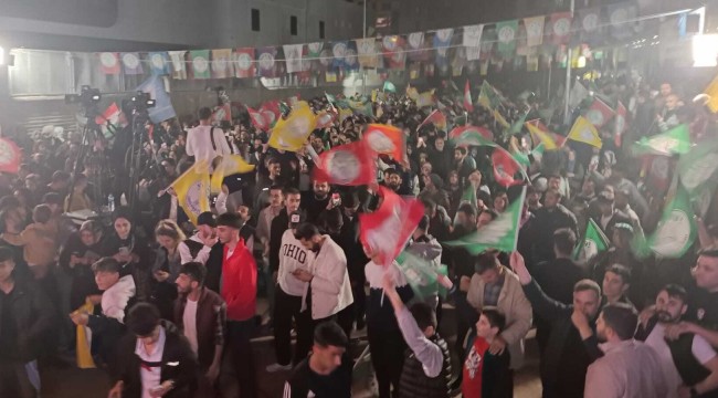 DİYARBAKIR’DA DEM PARTİ SEÇİM SONUÇLARINI KUTLUYOR