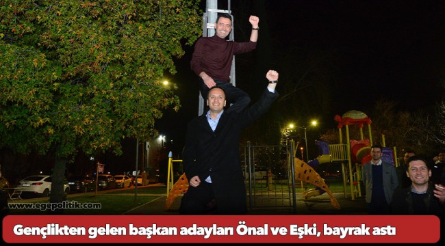 Gençlikten gelen başkan adayları Önal ve Eşki, bayrak astı