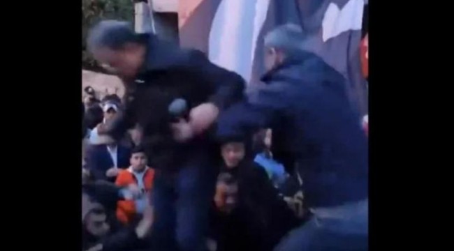 Lütfü Savaş Samandağ'da kürsüden aşağı fırlatıldı