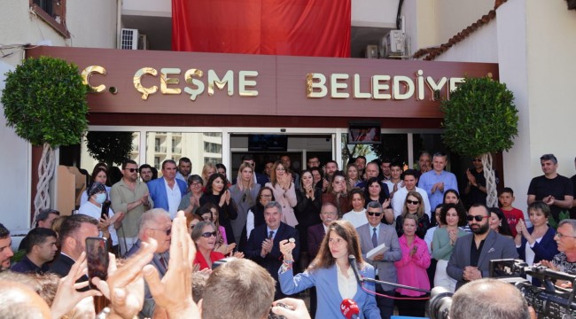 Çeşme’nin ilk kadın başkanı Lal Denizli mazbatayı aldı