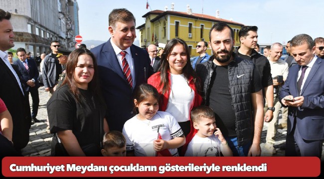 Cumhuriyet Meydanı çocukların gösterileriyle renklendi