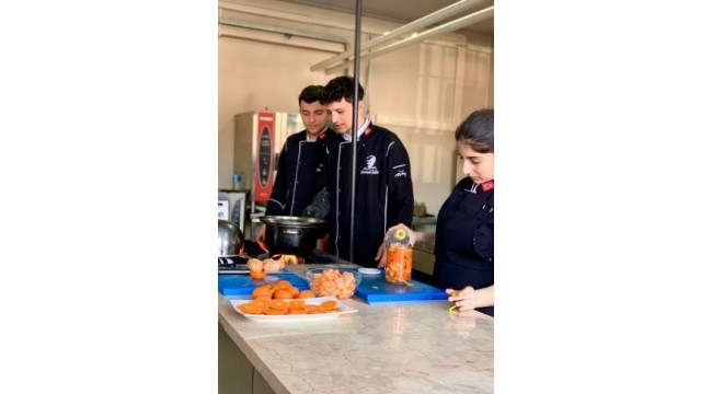 Meslek Liseli Gençler Atık Mandalinaları Ekonomiye Kazandırıyor