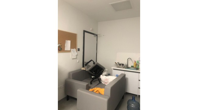 Tüfekle hastaneye girdi, &#039;katliam yapacaktım&#039; dedi: Sağlık çalışanları barikat kurarak korundu