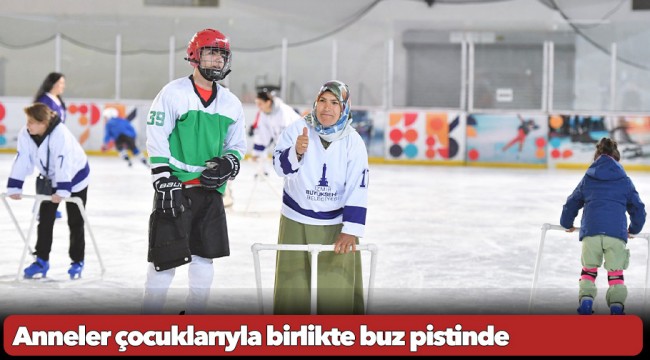Anneler çocuklarıyla birlikte buz pistinde