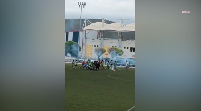 KADIN FUTBOL LİGİNDE BİTİŞ DÜDÜĞÜYLE BİRLİKTE SAHA KARIŞTI: FORMALAR YANDI, OYUNCULAR ARASINDA ARBEDE YAŞANDI