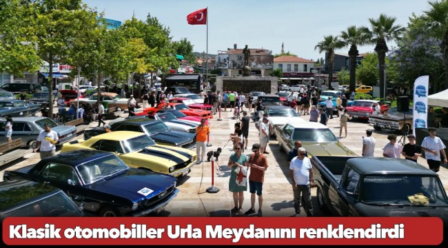 Klasik otomobiller Urla Meydanını renklendirdi
