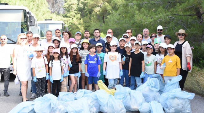Küçük öğrencilerden baraj yolunda temizlik