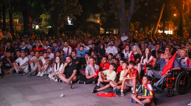 Buca’da millî maç coşkusu Hasanağa Bahçesi’ne sığmadı