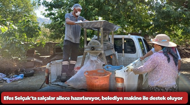 Efes Selçuk’ta salçalar ailece hazırlanıyor, belediye makine ile destek oluyor