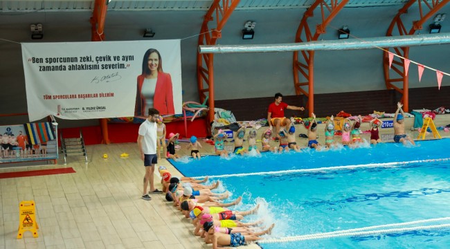 Karşıyaka’nın yarı olimpik havuzu yazın gözdesi oldu