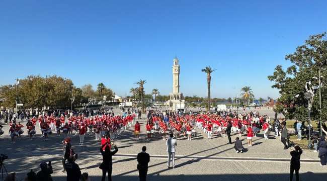 İzmir'de Cumhuriyet Bayramı Coşkusu: Bando Takımları Geçit Töreni