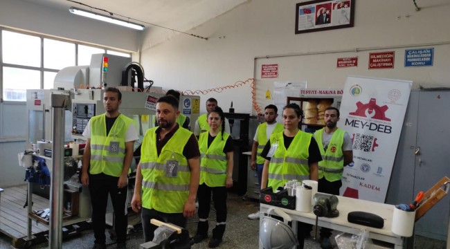 İzmir İl Milli Eğitim Müdürlüğünden Mesleki Yeterlilik Kursları Devam Ediyor