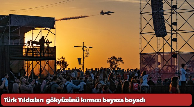 Türk Yıldızları  gökyüzünü kırmızı beyaza boyadı