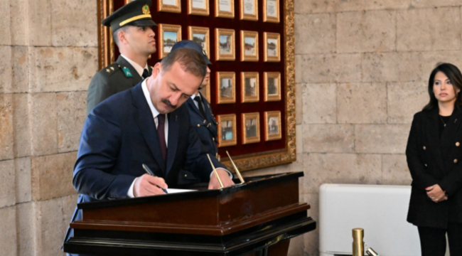 Anahtar Partisi'nden Anıtkabir ziyareti: Yavuz Ağıralioğlu'ndan Anıtkabir defterine dikkat çeken not