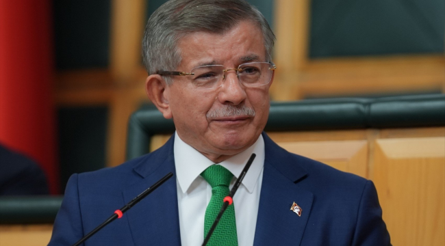 Gültekin, Davutoğlu'nun gözyaşlarını yorumladı: 'Başımıza gelenlerin altında alnı secdeye gelenler var'