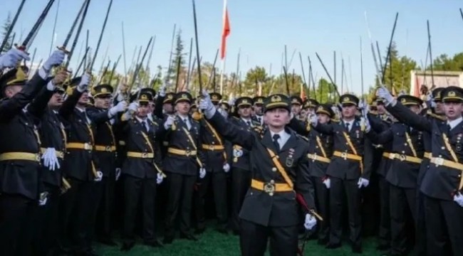 &#039;Kılıçlı Yemin&#039; Krizinde Yeni Gelişme! İki Teğmene Daha &#039;İhraç&#039; Tebligatı
