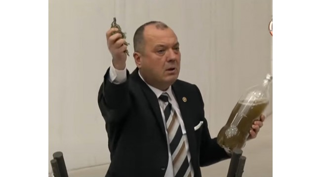 Murat Kurum Meclis&#039;te su şişesi elinin tersiyle fırlattı