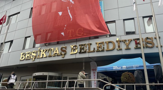 Beşiktaş Belediyesi binasına dev poster asıldı