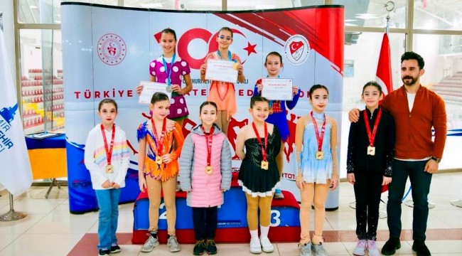 İzmirliler buz pateninde kürsüden inmedi