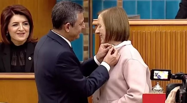 Rozetini CHP Genel Başkanı Özgür Özel taktı: Eski Bakan Selma Aliye Kavaf CHP&#039;ye katıldı