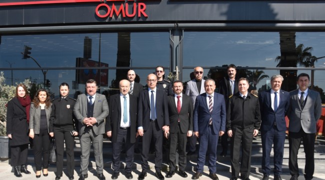 İzmir Büyükşehir Belediyesinde daire başkanı olan Üngür’e veda yemeği verildi