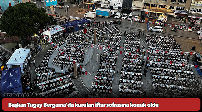 Başkan Tugay Bergama'da kurulan iftar sofrasına konuk oldu