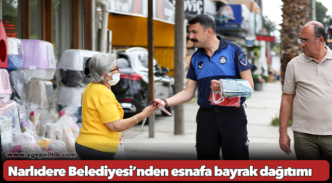 Narlıdere Belediyesi’nden esnafa bayrak dağıtımı