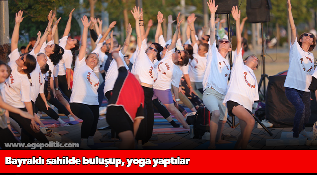Bayraklı sahilde buluşup, yoga yaptılar